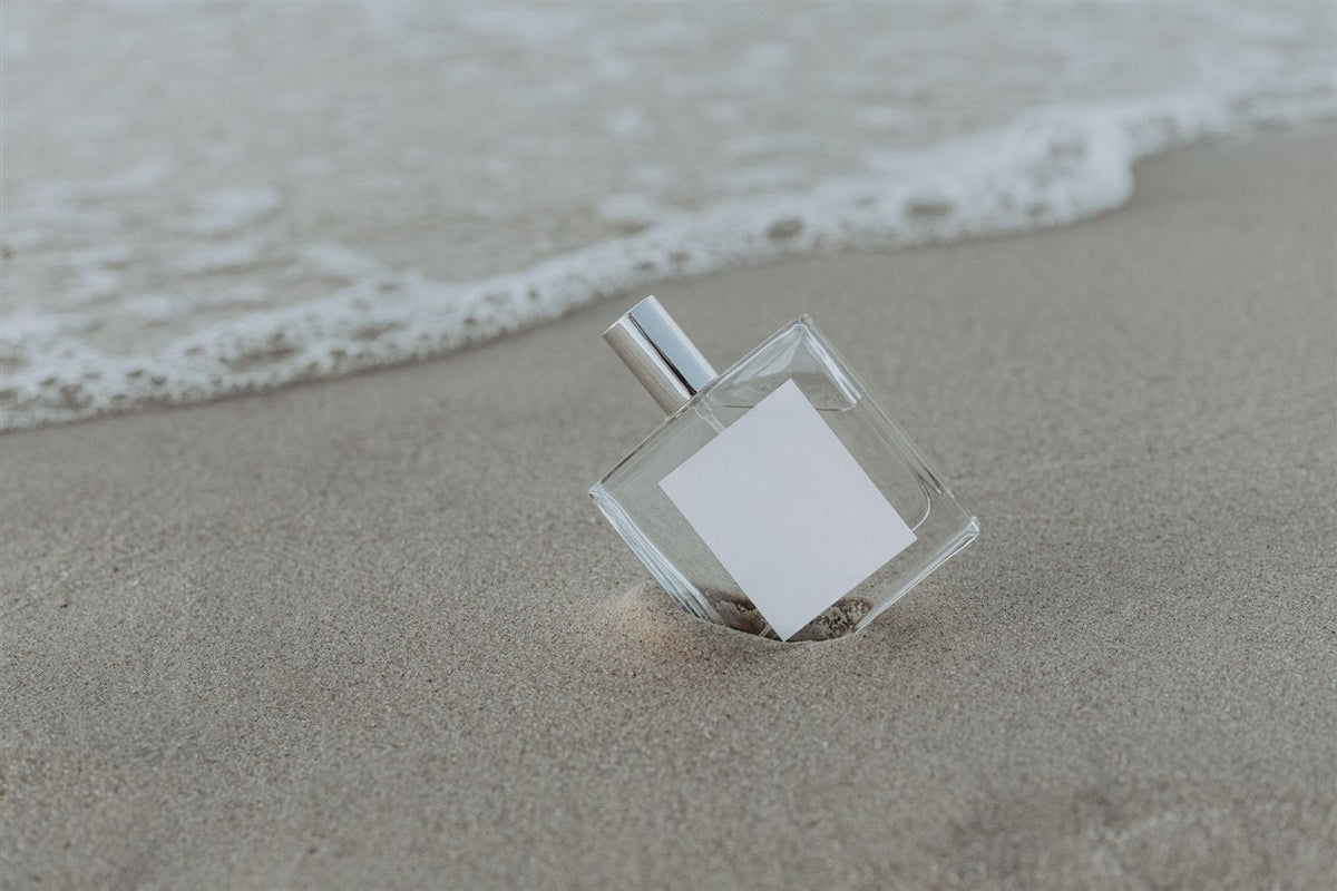 Perfume en la playa en verano